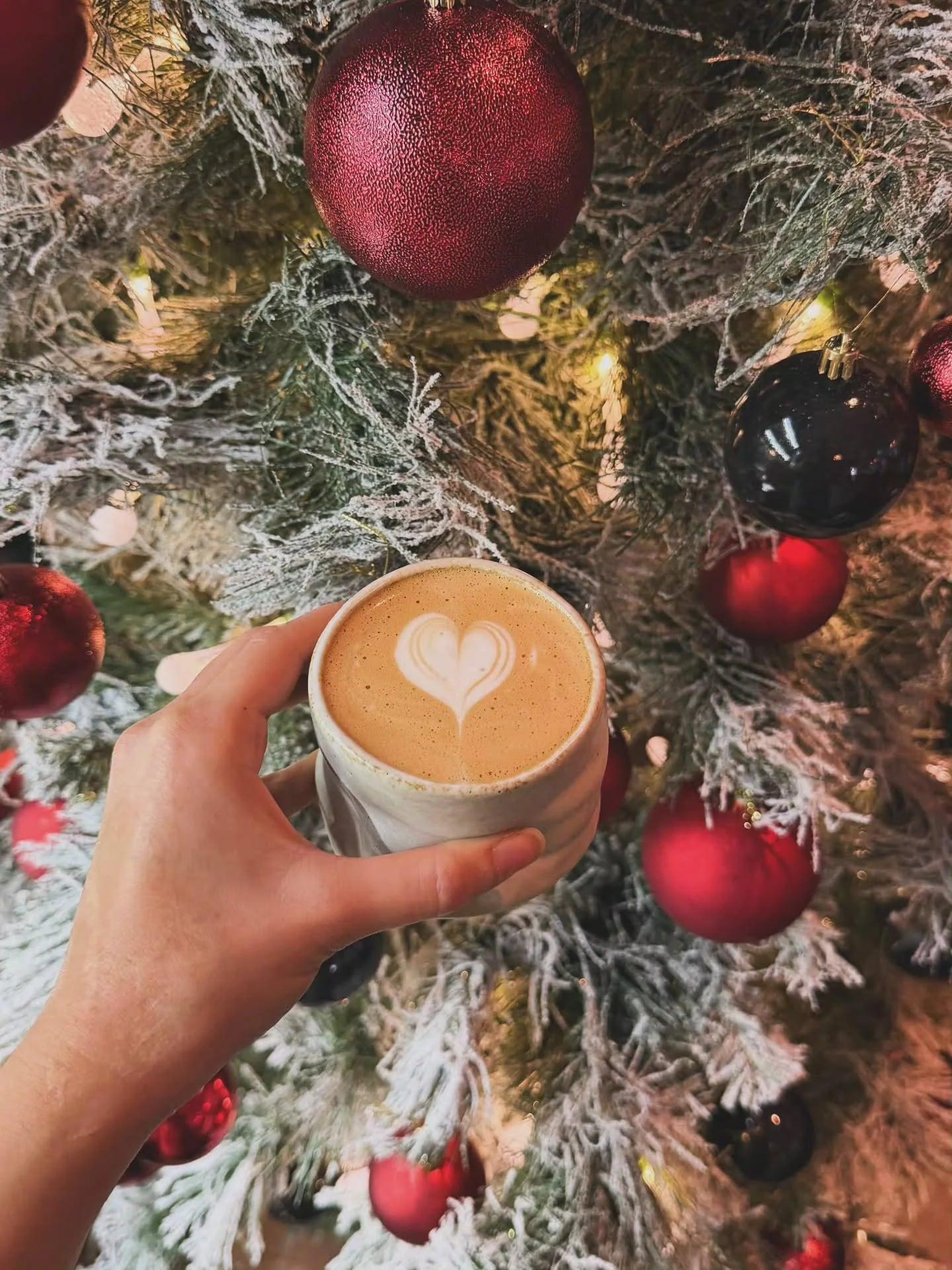 Cappuccino avec latte art dans une tasse Bali devant le sapin