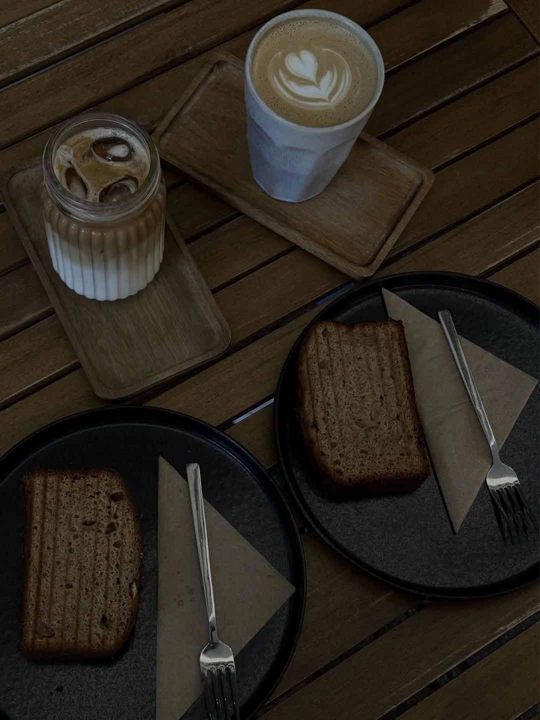 Café et banana bread sur une table en bois