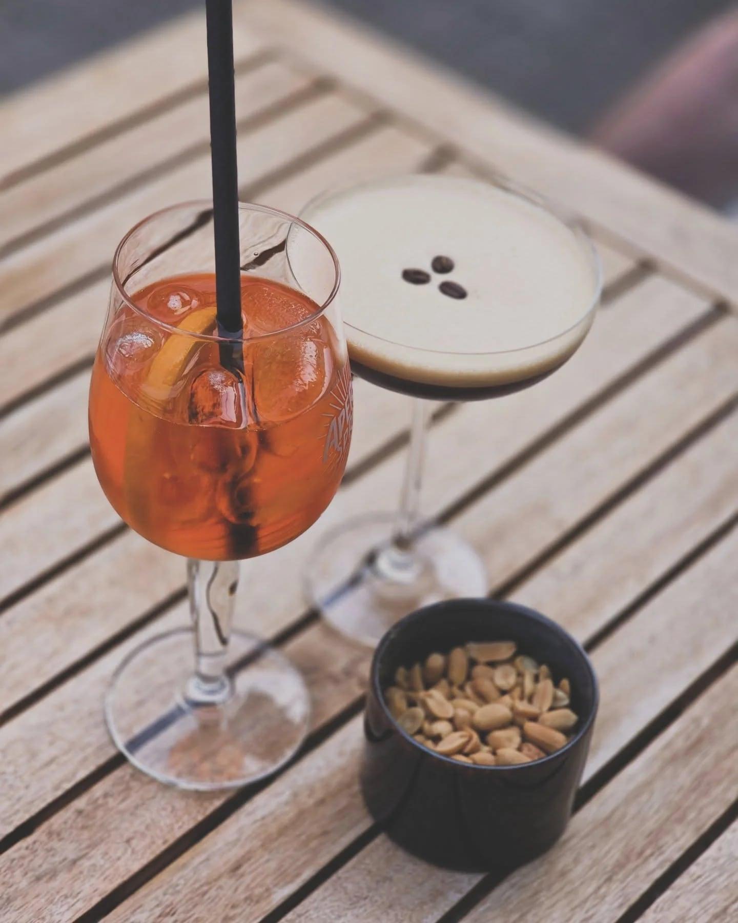Aperol Spritz und Espresso Martini auf einem Holztisch bei HAAFT
